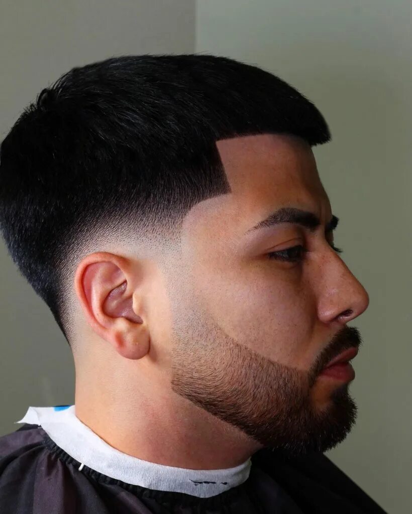 Low taper fade. Фейд 2020. Лоу фейд стрижка. Стрижки фейд 2021. Low Fade стрижка мужская.