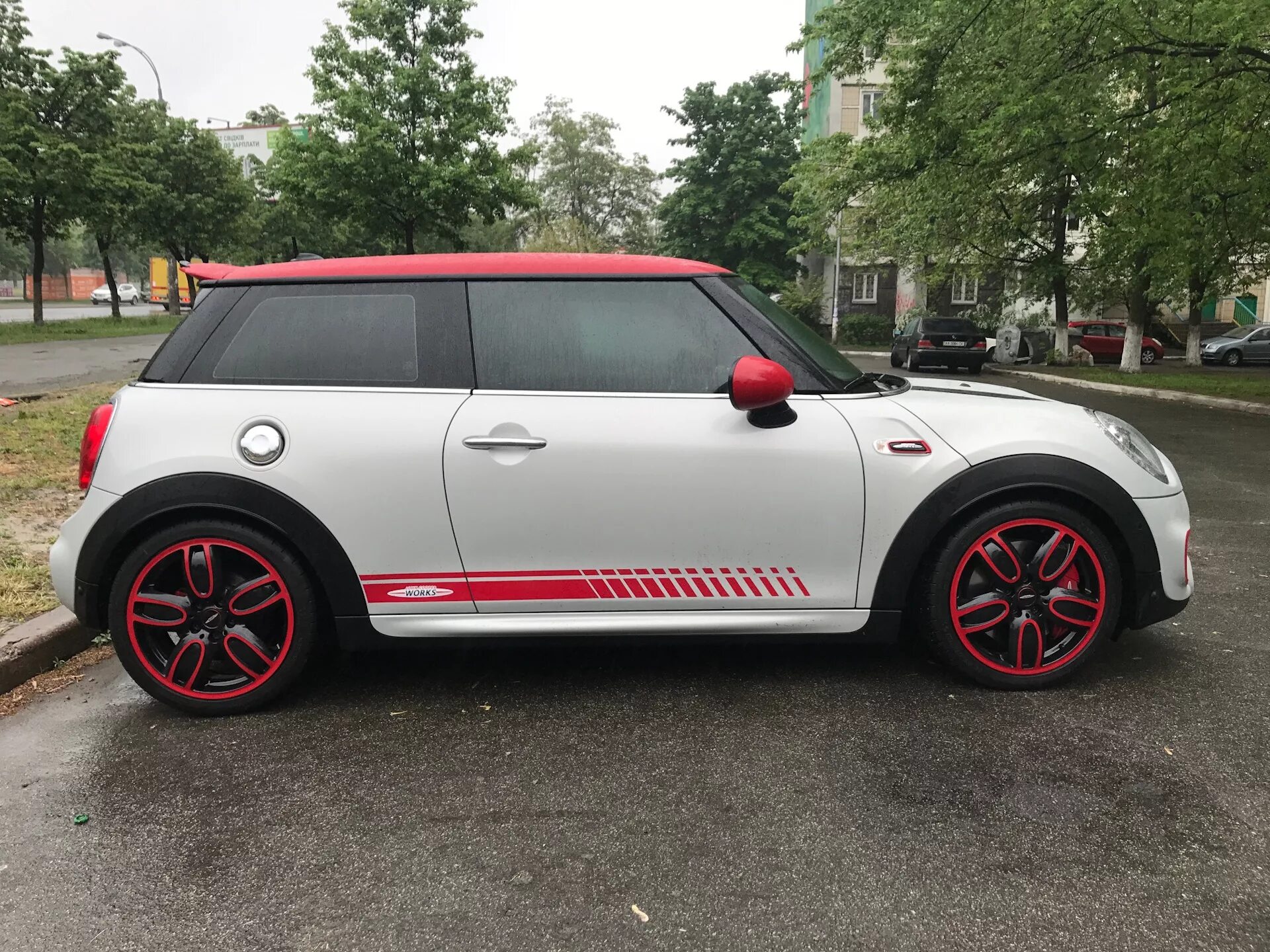 Mini Cooper JCW диски. Колеса Mini JCW. Диски Mini JCW. Диски на мини Купер Джон Воркс.