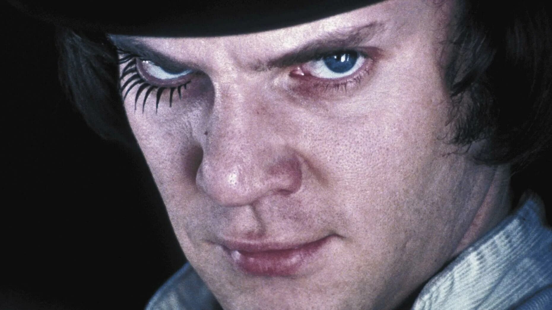 Алекс заводной апельсин глаза. Стэнли кубрик заводной апельсин. Заводной апельсин глаза открыты. Стэнли кубрик заводной апельсин. Заводной апельсин кадр с глазами.