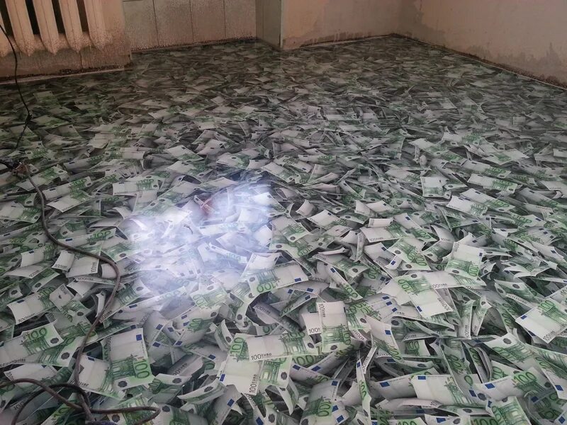 Деньги на столе. Деньги на полу. Куча рублей. Тайник для денег. Деньги на полу.