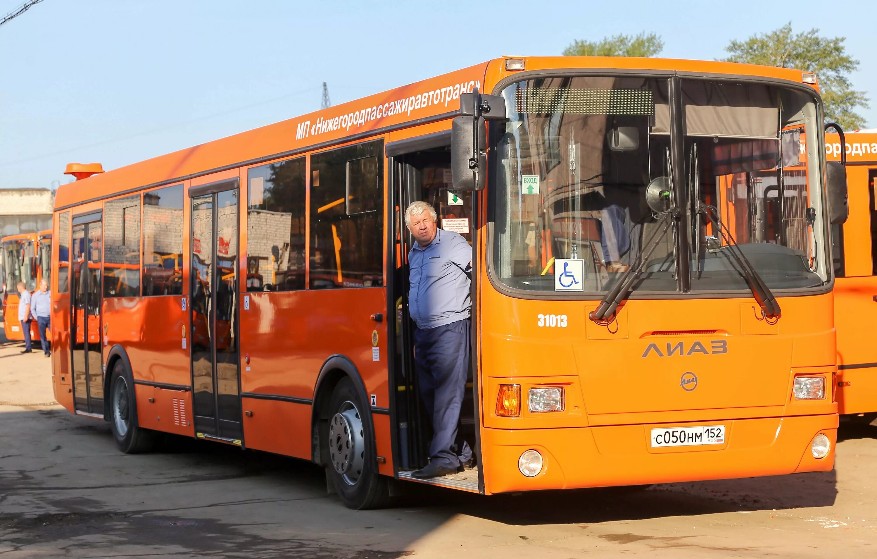 Красный автобус нижний новгород. Автобус ЛИАЗ Нижний Новгород. Автобусный 3 парк Нижний Новгород. ЛИАЗ маршрутка Нижний Новгород. ЛИАЗ Великий Новгород.