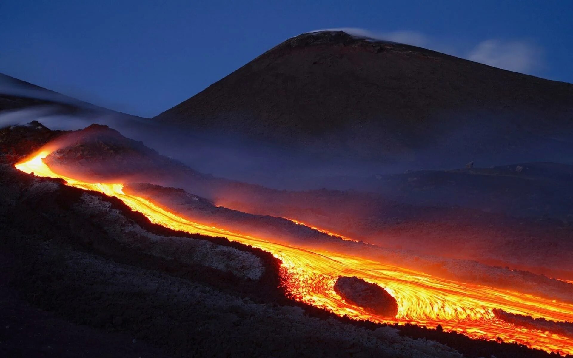 Известные вулканы на земле. Кальдера супервулкана Тейде. Этна Сицилия. Вулкан Еллоу Стоун. Вулкан плоский Толбачик.