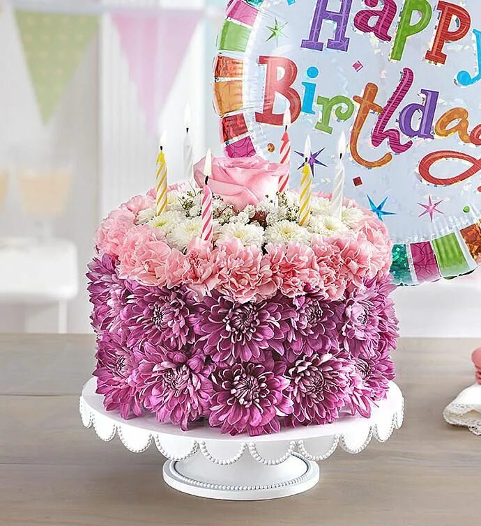 A birthday. Красивый букет и торт. Торт на день рождения с цветами. С днем рождения девушке цветы. Красивый букет цветов с днем рождения.