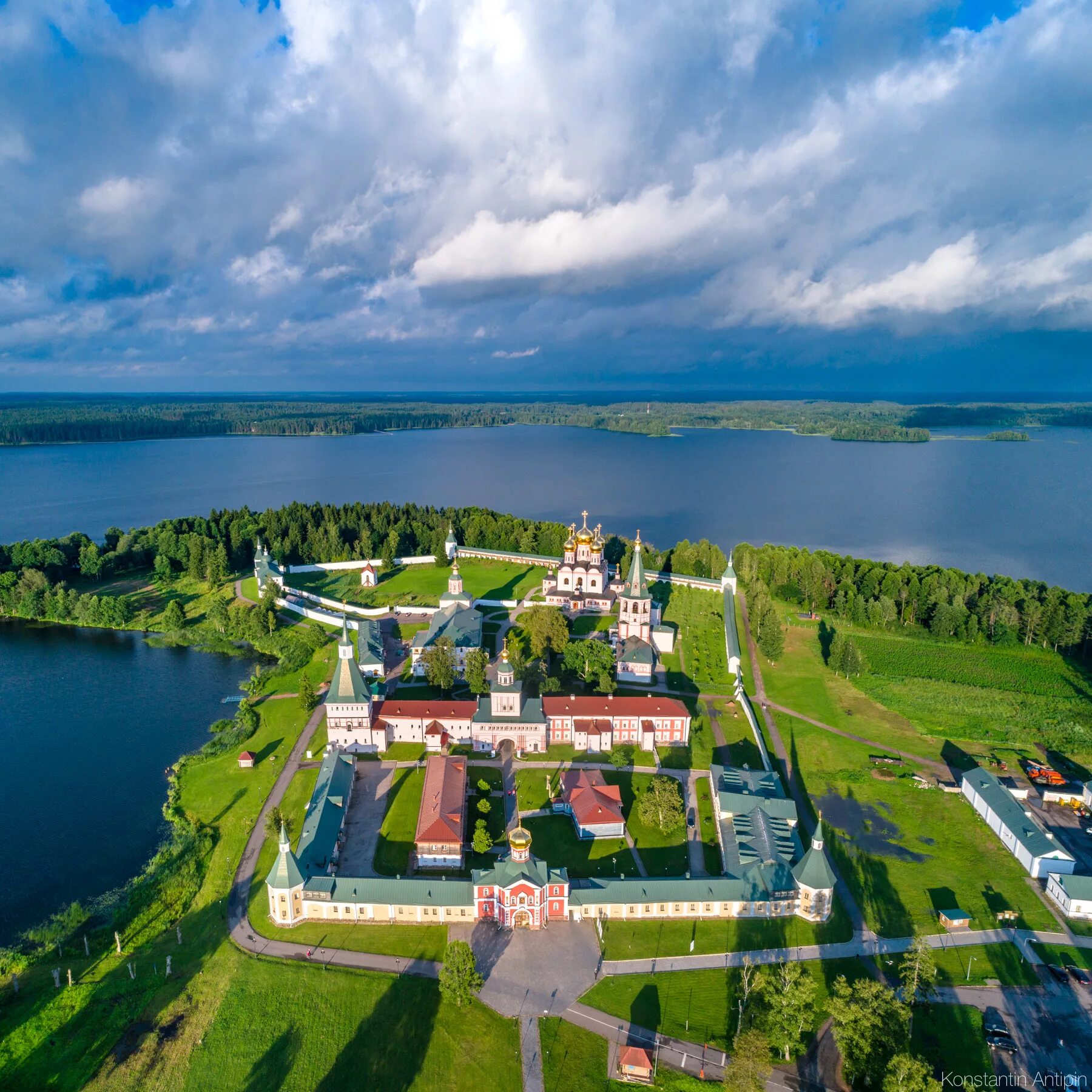 Городок на озерах. Иверский монастырь на Валдае. Иверский монастырь на Валдае на озере. Озеро Валдай Сельвицкий остров. Город Валдай Новгородской области.