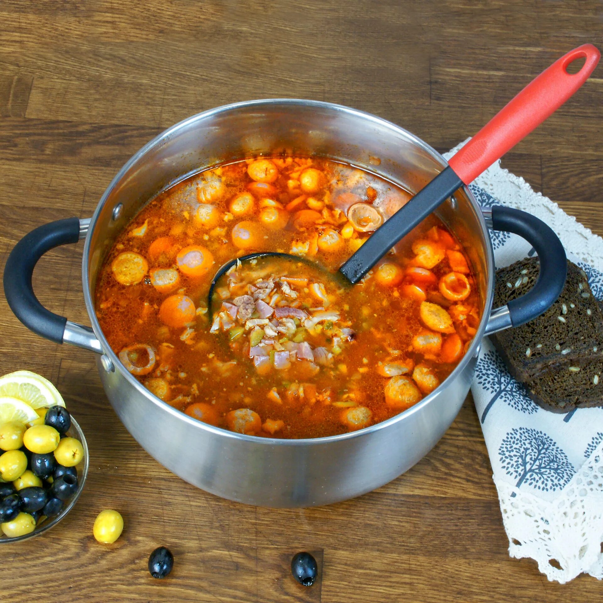 Рецепт самой вкусной сборной солянки. Солянка сборная. Солянка сборная мясная. Приготовление солянки. Вкусная солянка мясная.