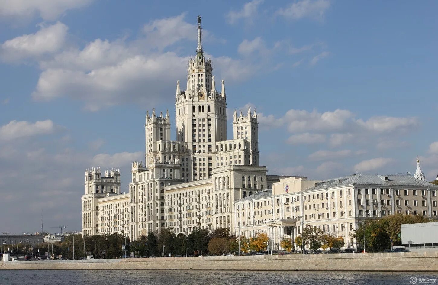 27 зданий
