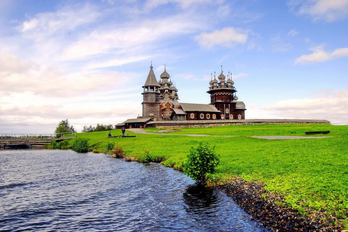 Всемирное наследие деревянные церкви кижи. Архитектурный ансамбль кижи. Архитектурный ансамбль кижского погоста (карелия). Кижи). Карелия юнеско.