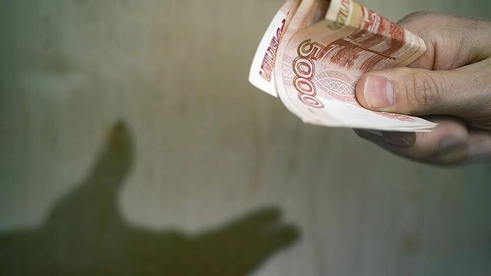 Деньги сдаем сразу. Банкир дает рубль.