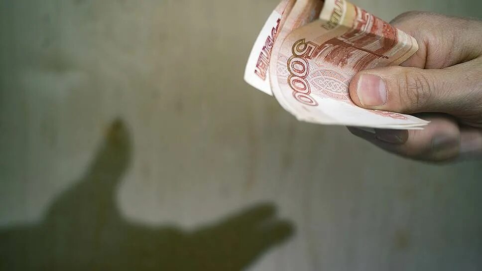 Дай рубль. Банкир дает рубль.