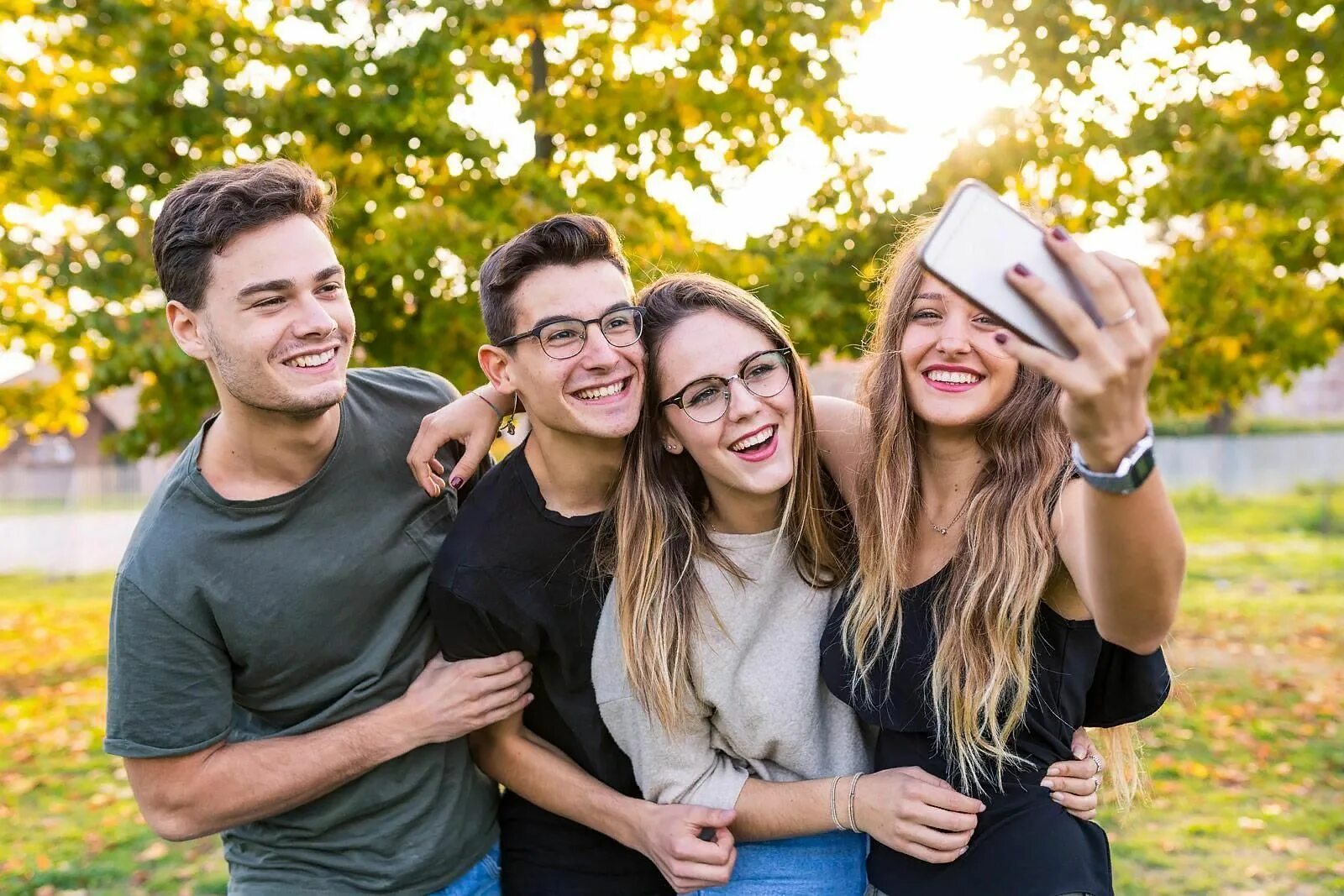 Best kind of friends. Молодежь селфи. Селфи компании друзей. Селфи с друзьями подростки. Компания друзей подростков.