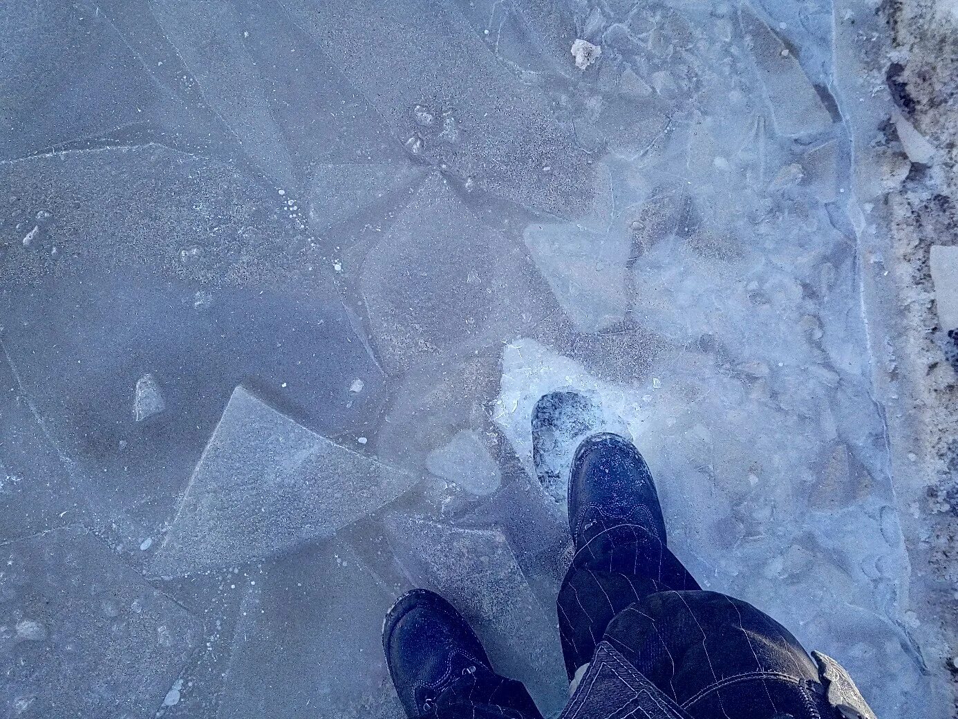 Под ногами лет. Лед на лужах. под ногами лед. хрупкий лед. лед на лужах зимой.