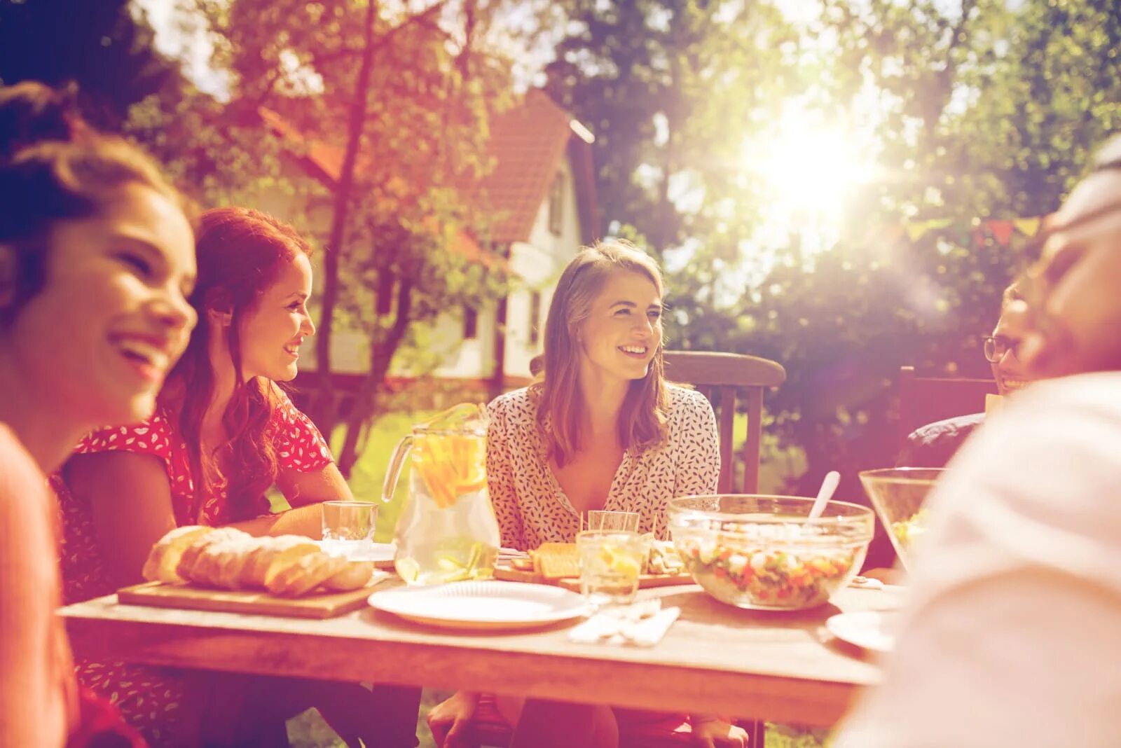 Счастливая еда. Друзья обедают на лавке. Girls having dinner fun time photos. Girls dinner having fun.