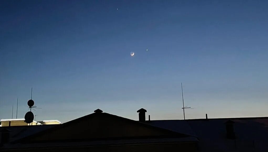 Гало круг вокруг луны. Ореол - гало луна. Северное сияние эффект гало. Эффект гало луна. Лунное гало.