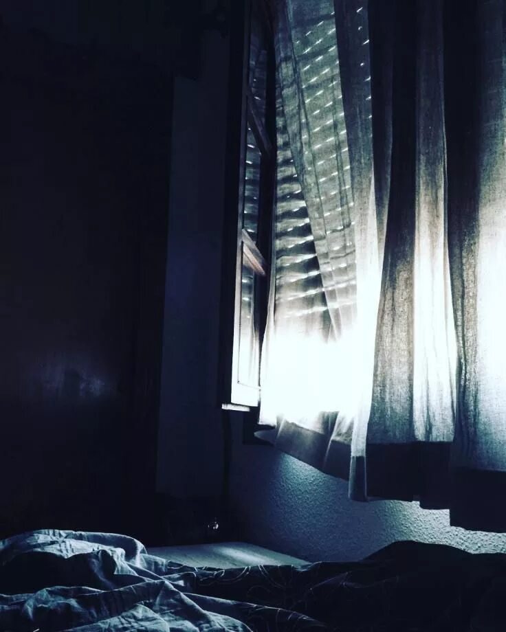 Окно в темноте. Окно ночью. темная комната с окном. комната ночью. ночное окно.