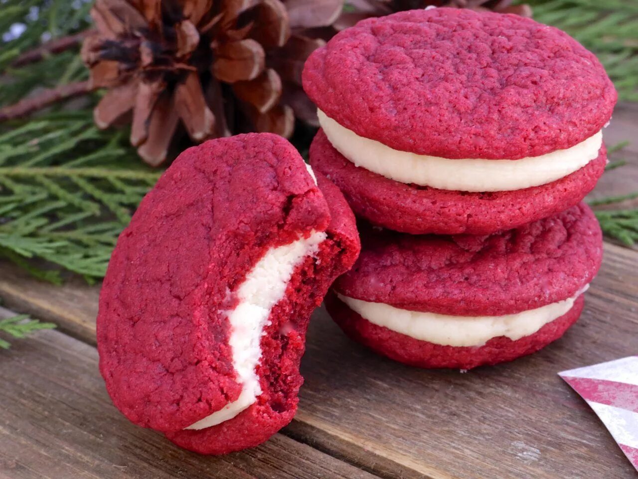 Red cookies. Пирожное Вупи Пай красный бархат. Печенье ред вельвет. Печенье кукис ред вельвет. Кукис красный бархат.