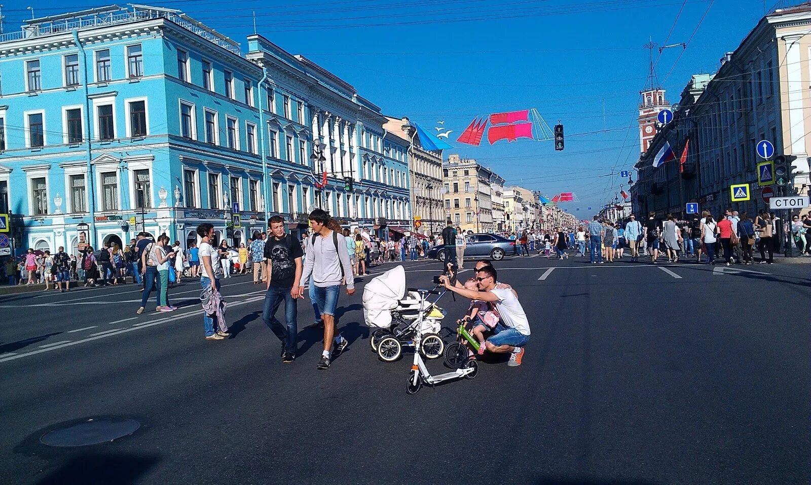 Питер в июне. Питер в июне фото. Фото туристов в Питере в июне. 1 июня спб