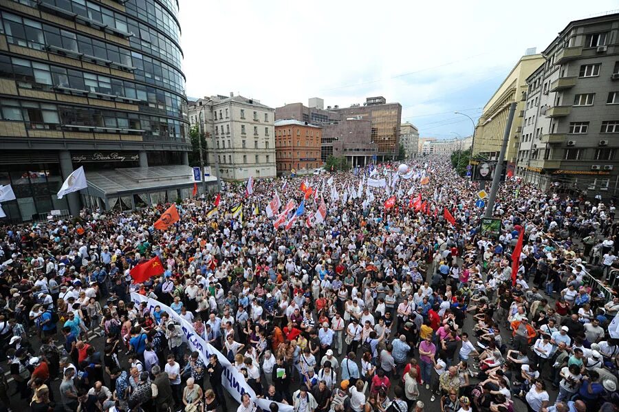6 мая 20. Марш миллионов в Москве 2012. Толпа людей на площади. Куча народу на площади. Миллион человек на площади.