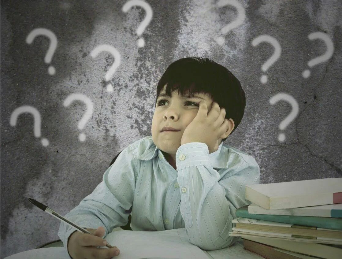 Ребенок сидит и думает. Задумчивый школьник. Задумчивый мультяшка. Ребенок выполняет домашнее задание. Задумчивый ребенок.