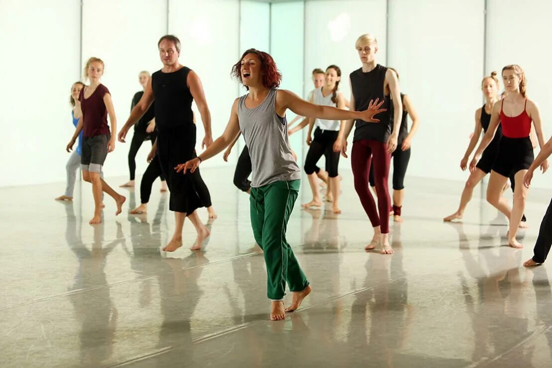 Hip hop танцы. Современные клубные танцы. Спортивный стиль одежды. Студия современного танца. Танцующая девушка в джинсах.