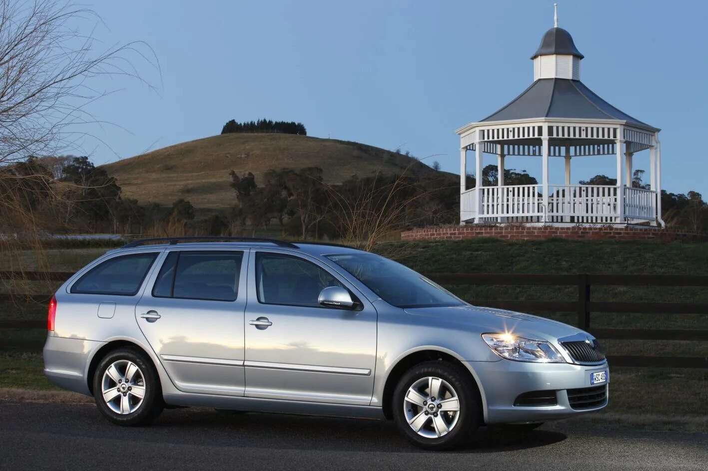 Skoda octavia 2010. Škoda octavia хэтчбек. Шкода фабия 2015. Skoda octavia хэтчбек. Шкодка актавия хэтч бек.