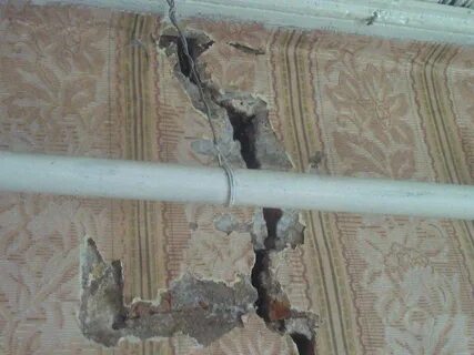 Щель в стене панельного дома