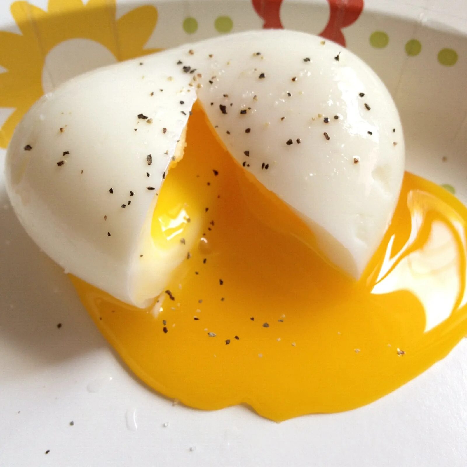 Яйца пашот всмятку. Яйцо пашот в мешочке. Яйцо вареное всмятку. Яйцо вкрутую всмятку пашот. Как варить в мешочек