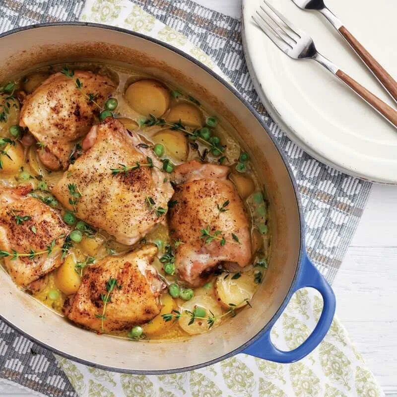 Рецепт курицы потушить. Запечь куриные бедрышки с картошкой. Куриное бедро с овощами. Бедра с овощами в духовке. Бедро куриное запеченное.