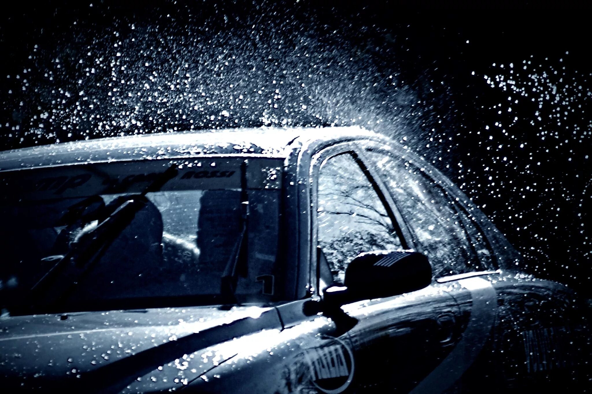 К чему снится тонущая машина. Лобовое стекло автомобиля. Лобовое окно машины. Машина дождь. Капли на лобовом стекле.