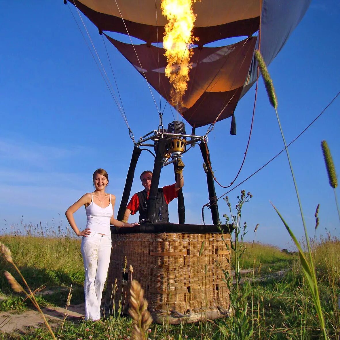 Женщина на воздушном шаре. Фотосессия на воздушном шаре. Полет на воздушном шаре фотосессия. На воздушном шаре. Воздушный шар с корзиной.