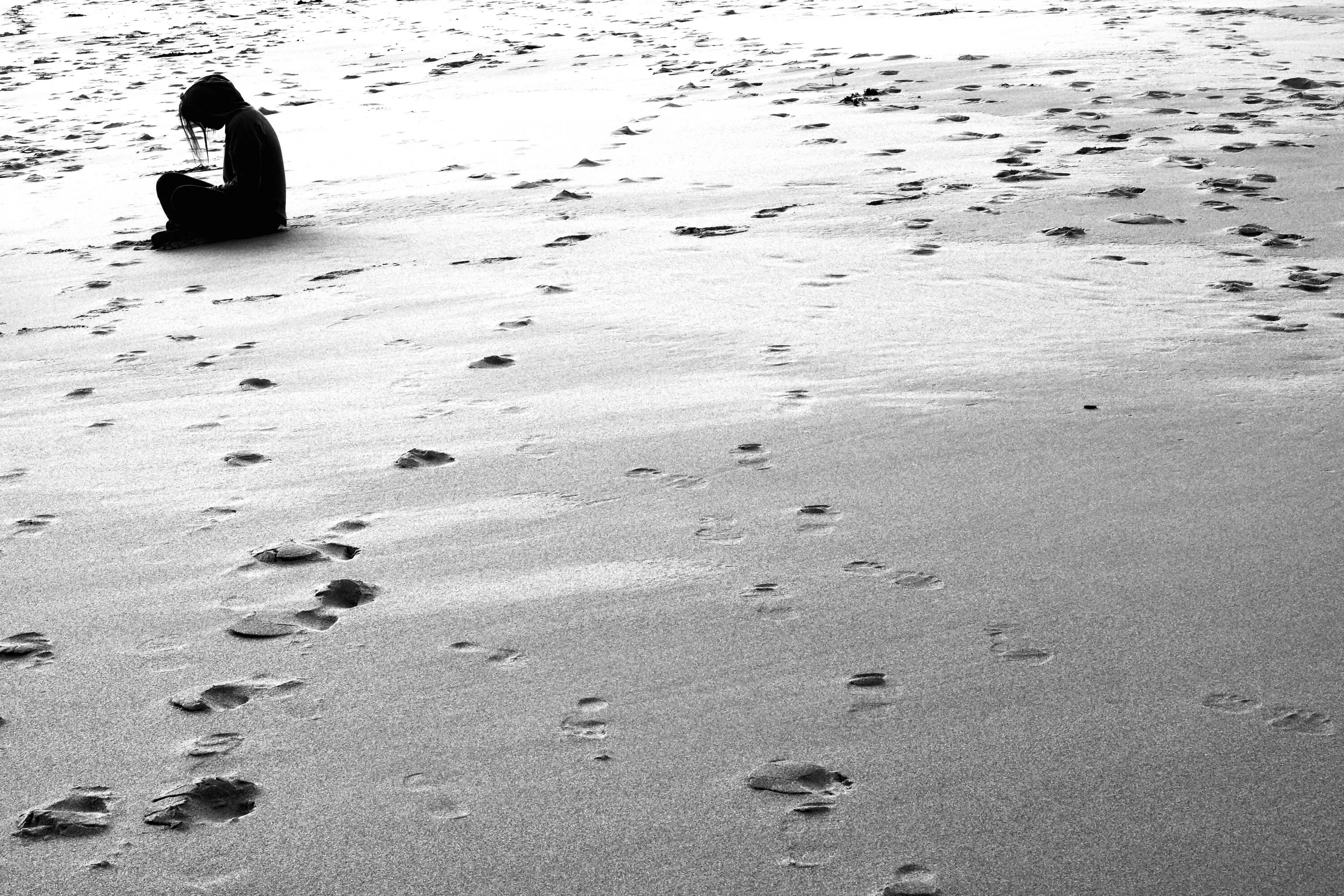 Следы уходящих людей. Следы на песке. Следы на песке у моря. Следы на берегу моря. Следы на пляже.