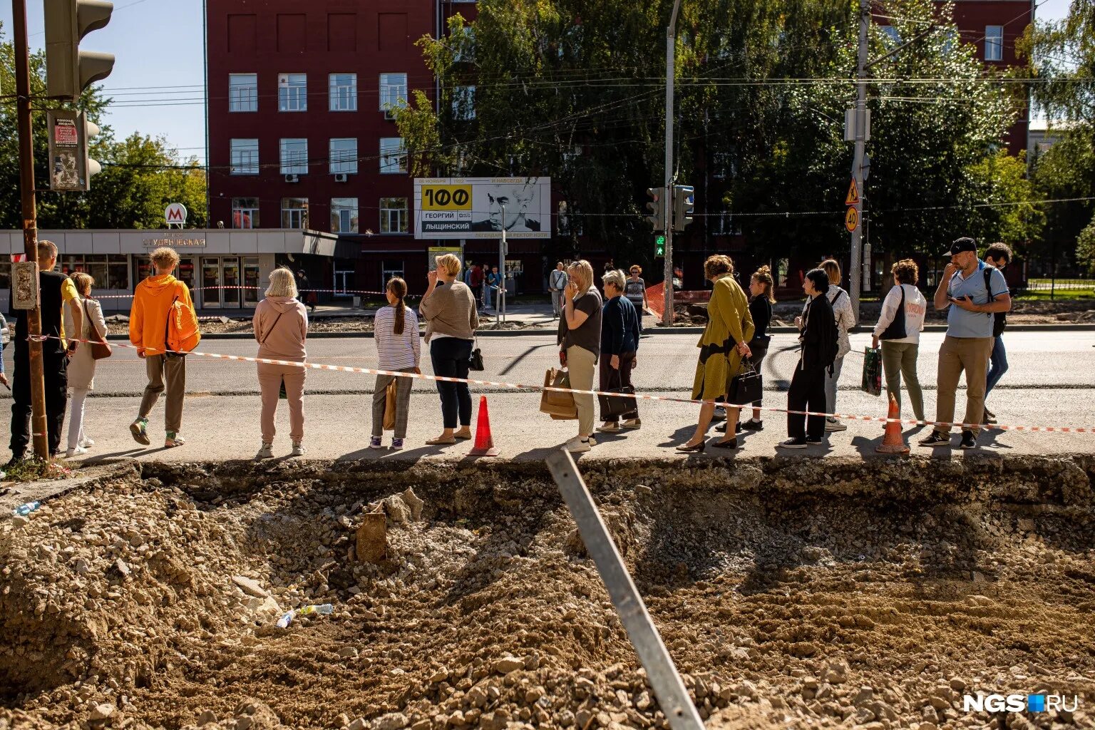 16 сентября 2024 года. Новосибирск реконструкция. Сентябрь в городе. Пешеход на тротуаре. Строительство тротуаров и пешеходных дорожек.