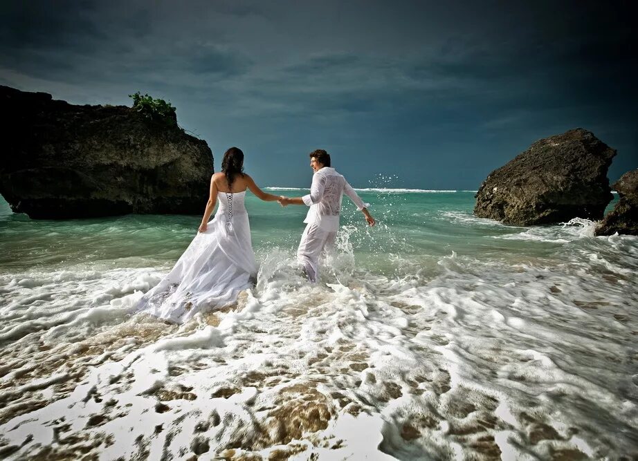 Свадебная фотосессия на берегу моря. Свадьба на море. Жених и невеста на берегу моря. Свадьба у океана. Мужу изменяю на море