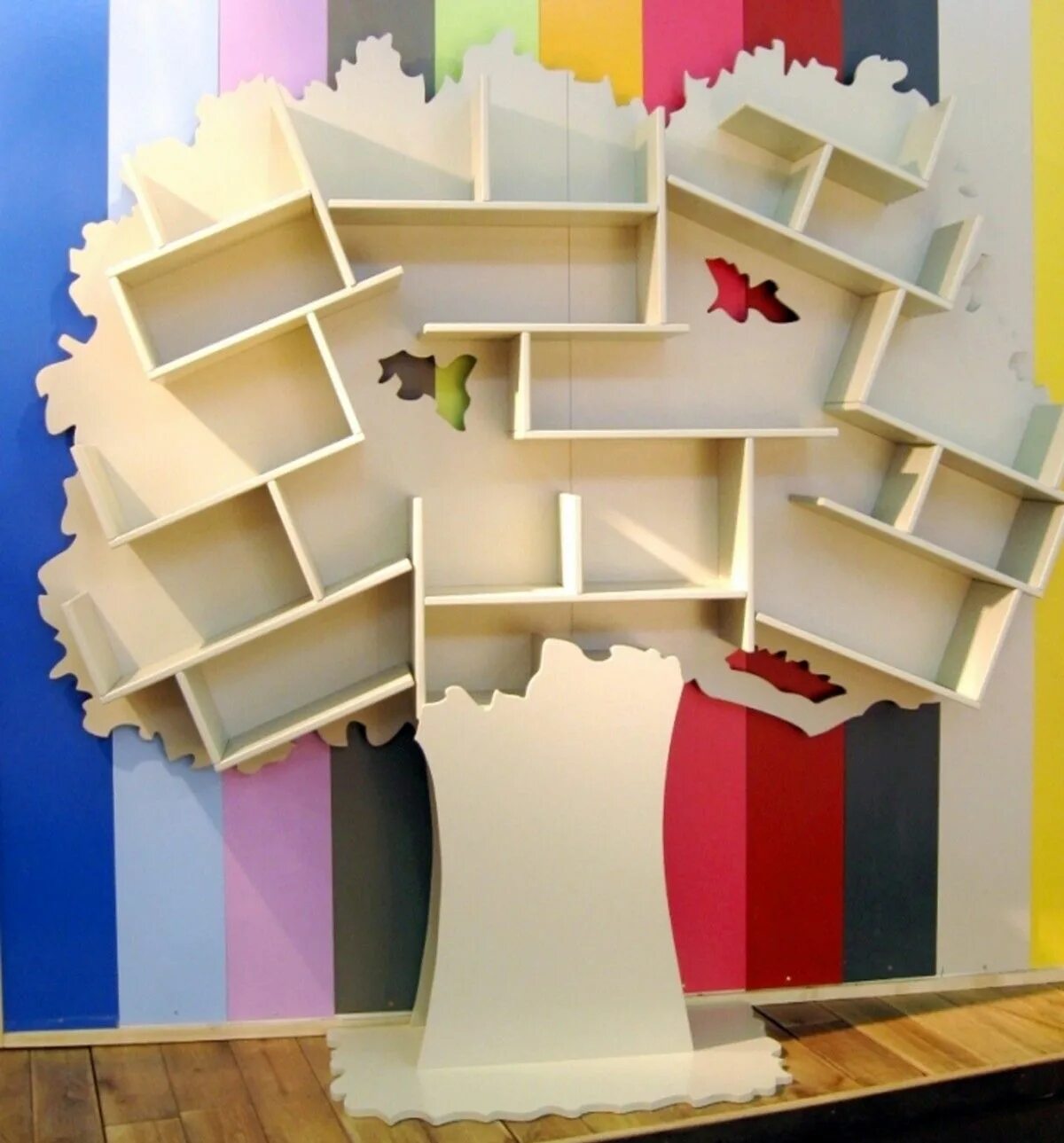 Реклама стенды на картоне. Картонный стенд. Картонный стенд в ломбард указатель. Сделать стенд из картона. Выставочный стенд из картона.