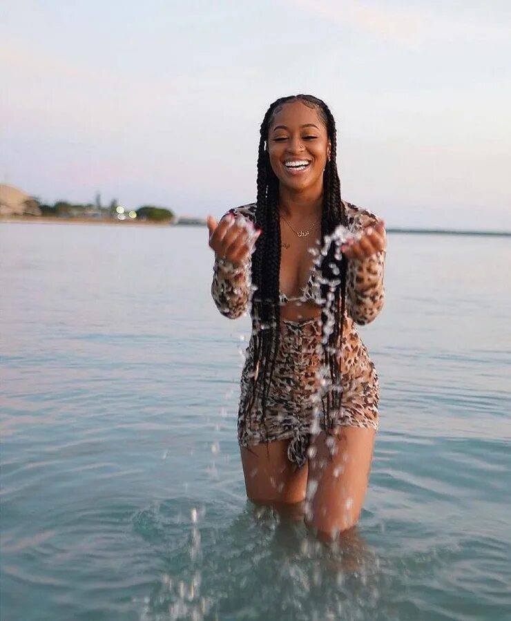 Красивые девушки в воде. Девушки в мокрой одежде. Красное море красивые фото на отдыхе. Сотня мокрых девиц. Девушка в мокрой футболк.