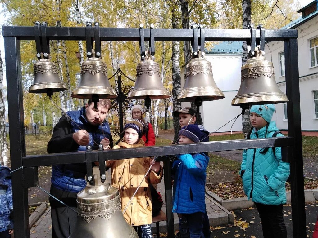 колокола на храме и звонарь. уроки колокольного звона. звонница озерск. звонари вс. звон колокола в школе.