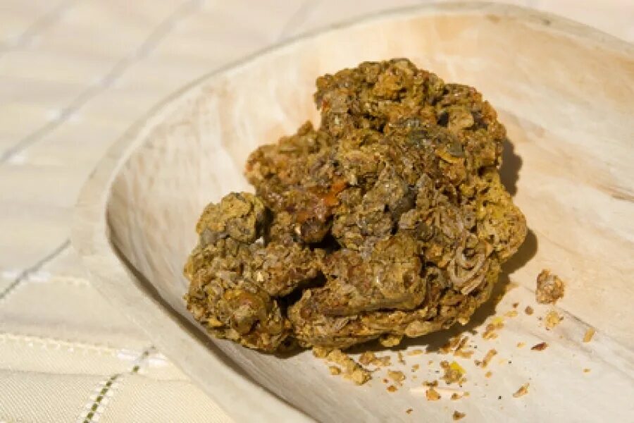 Прополис фото. Прополис сухой. Прополис. Чистый прополис пчелиный. Прополис цвет.