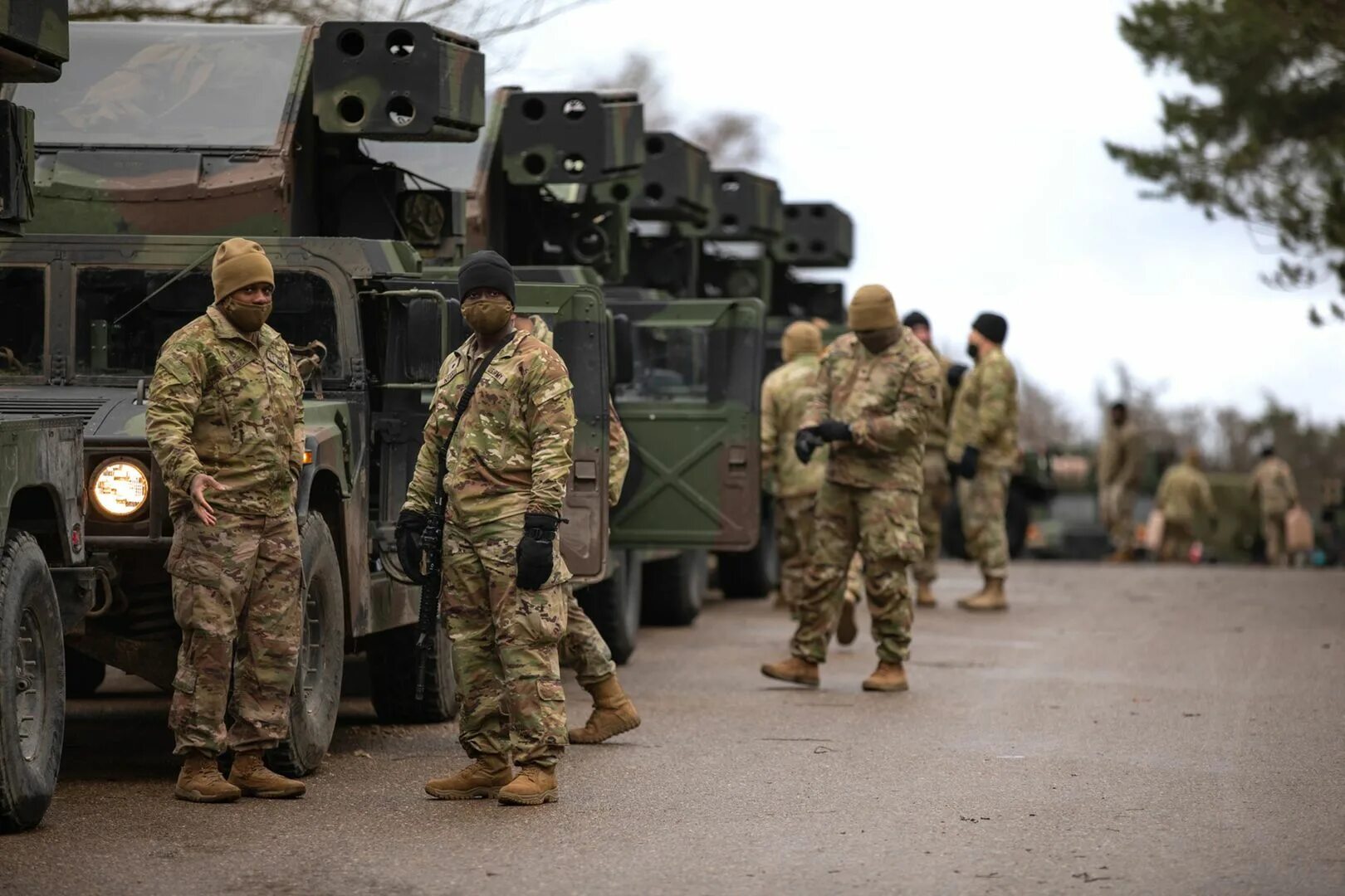 Оружие НАТО. Солдаты НАТО. Натовский солдат. Американский военный конвой.