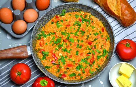 Турецкая яичница с помидорами
