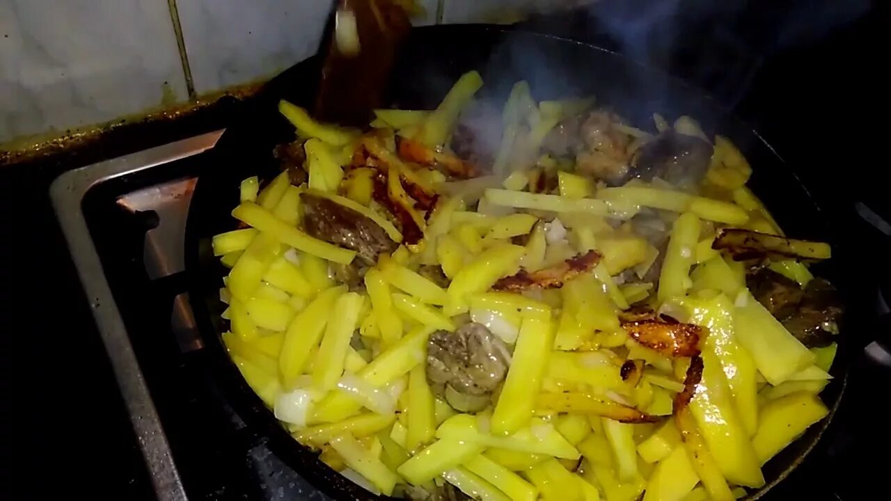 Как пожарить свинину с картошкой на сковороде. Жареная картошка с мясом. Картофель жареный с мясом. Жареный картофель с мясом на сковороде. Картошечка с мясом на сковороде.