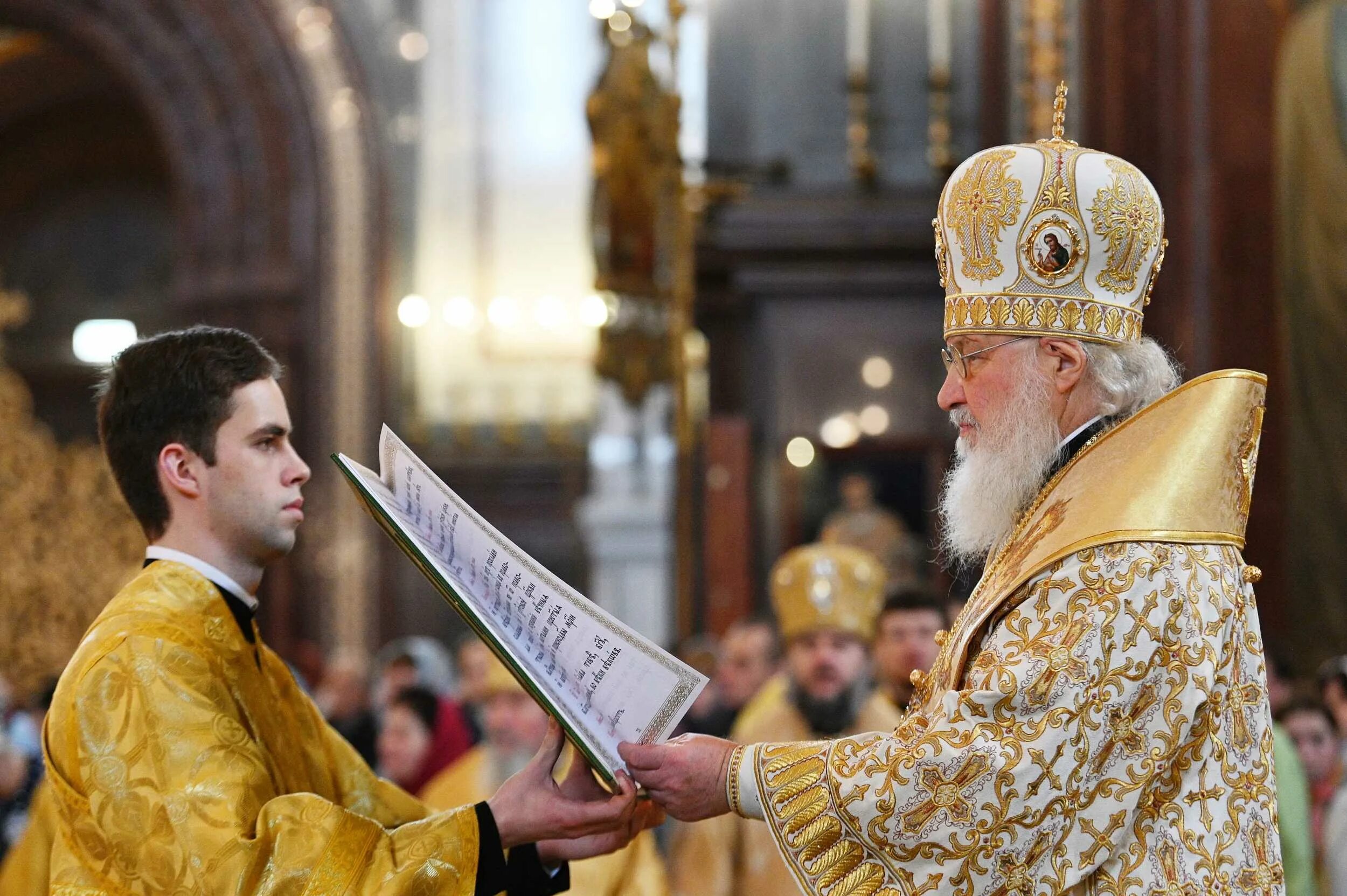 Мир православии сегодня. Патриарх молится.