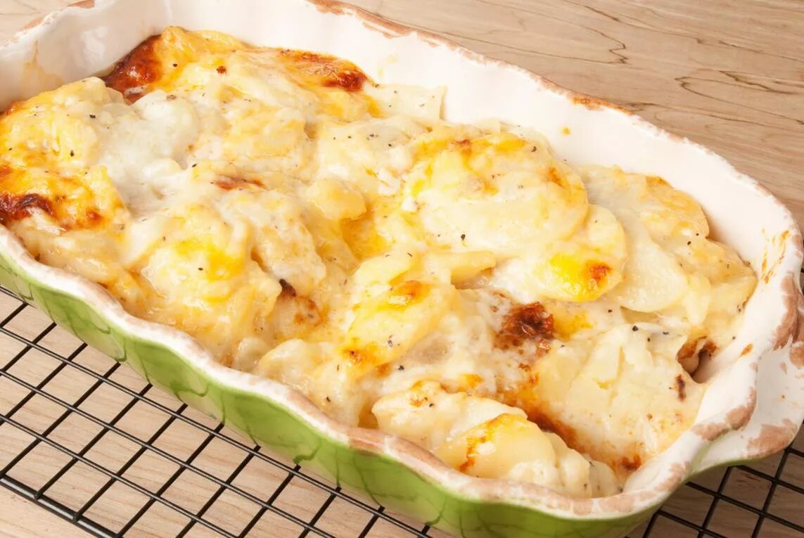 Картофель запеченный под. Картофель запечённый в духовке с сыром. картофель запеченный с пармезаном в духовке. картофель с сыром в духовке. картофель запеченный с сыром.
