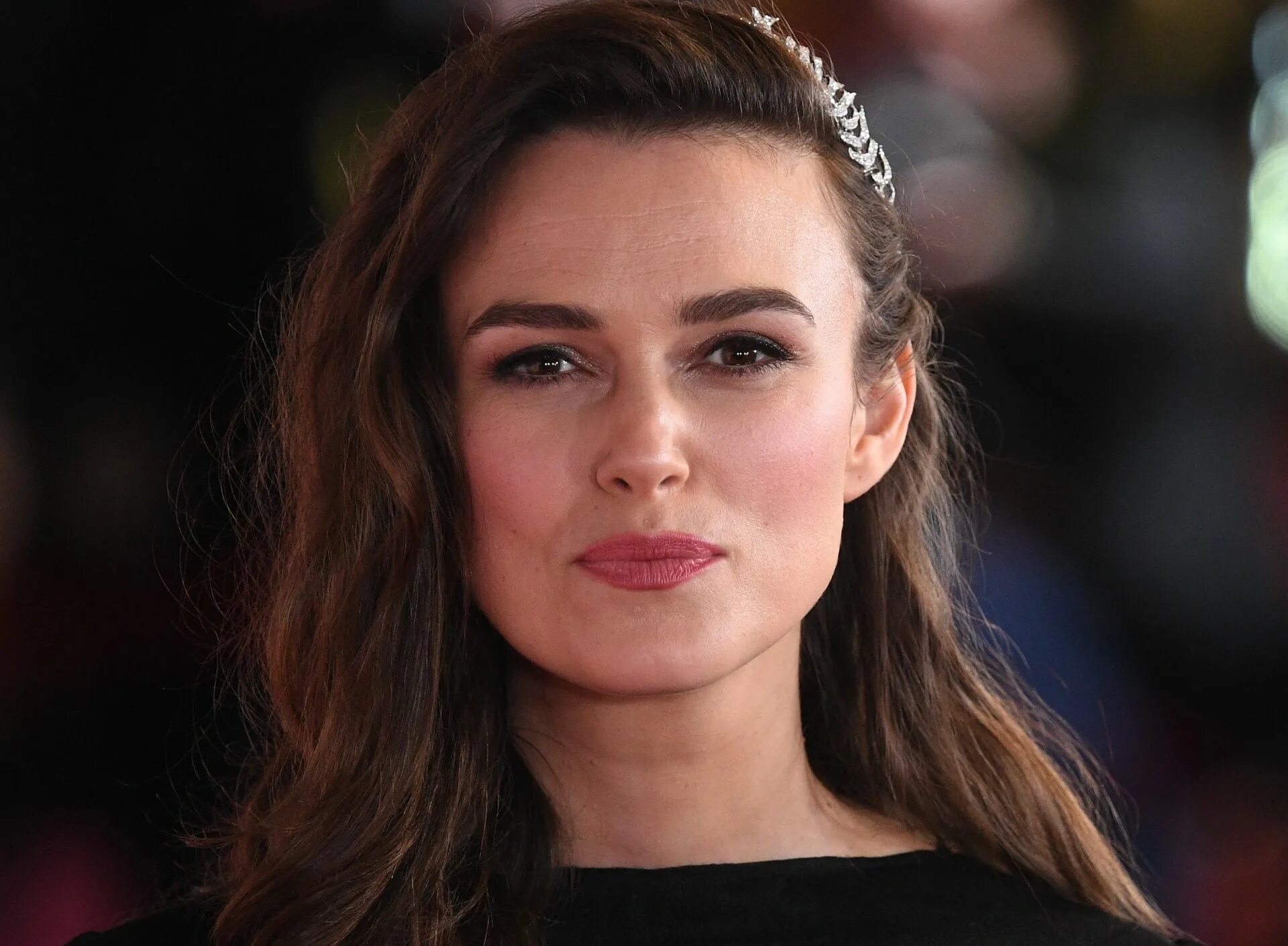 Довольный клиент. Довольно закрытый. Довольно закрытый. Глаза закрытые ладонями. Делайя гонсалес.