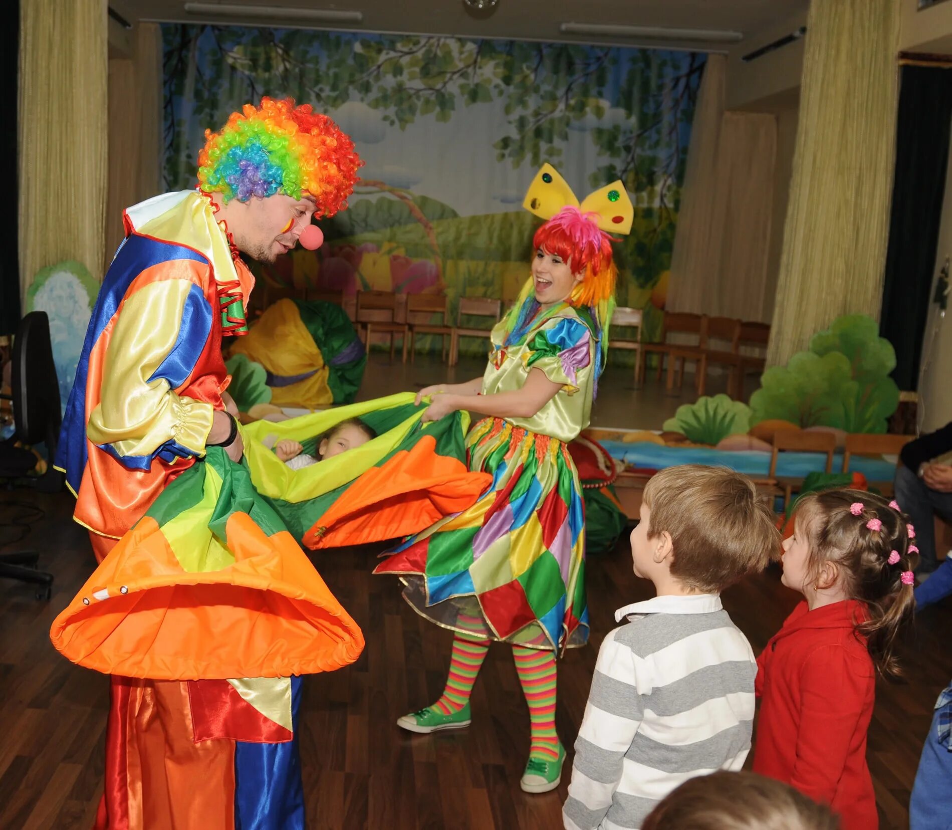 Детские сценарии клоуном. Аниматоры в детском саду. Клоун на детском празднике. Клоун в детском саду. Аниматор клоун.