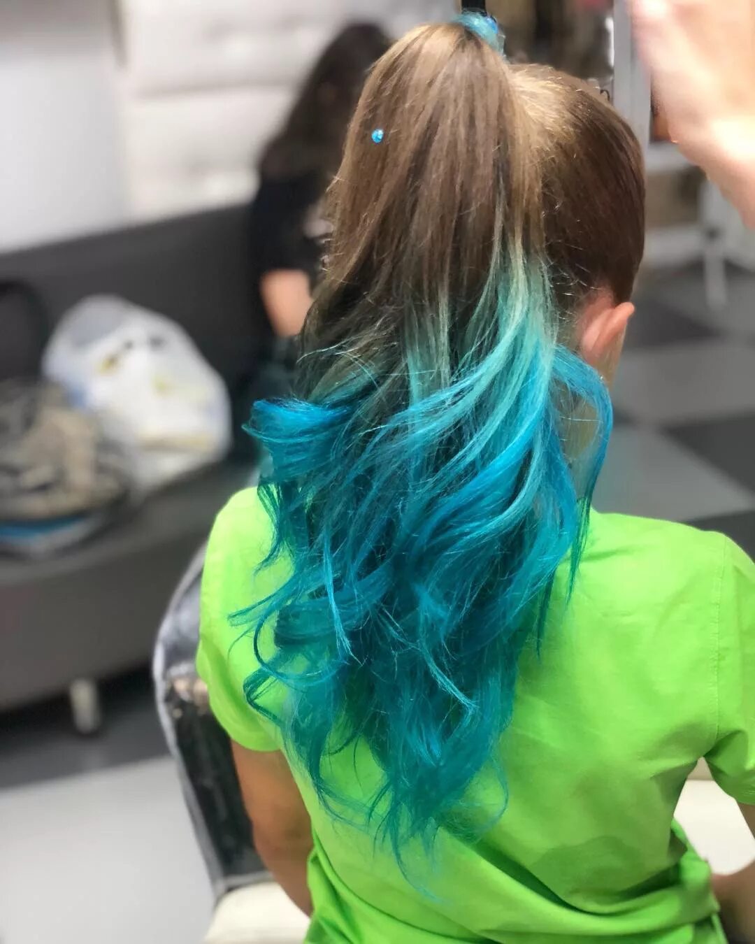 окрашивание волос в голубой цвет. синий цвет волос. синие волосы. синее мелирование. синее окрашивание волос.