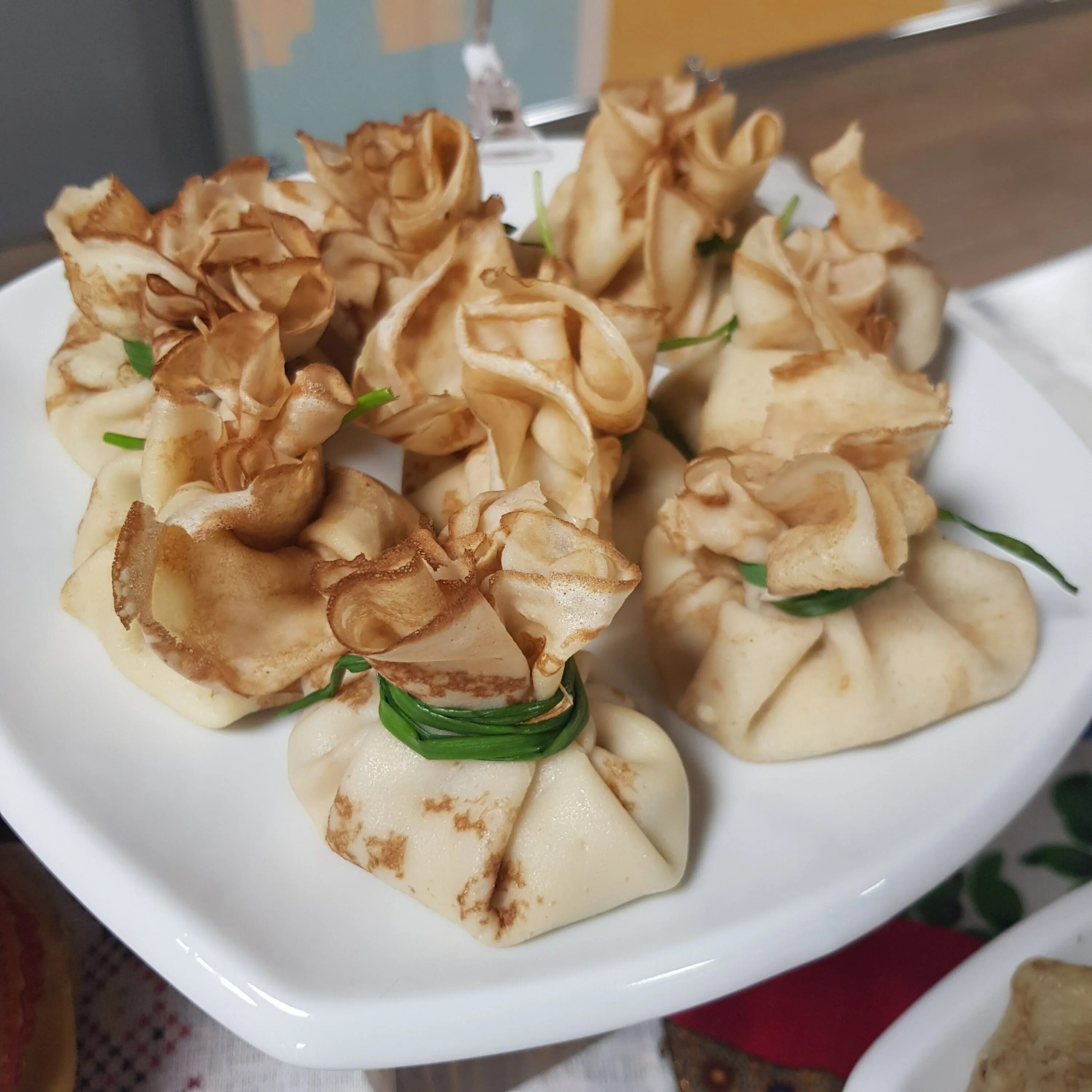 Курица с грибами в блинных мешочках
