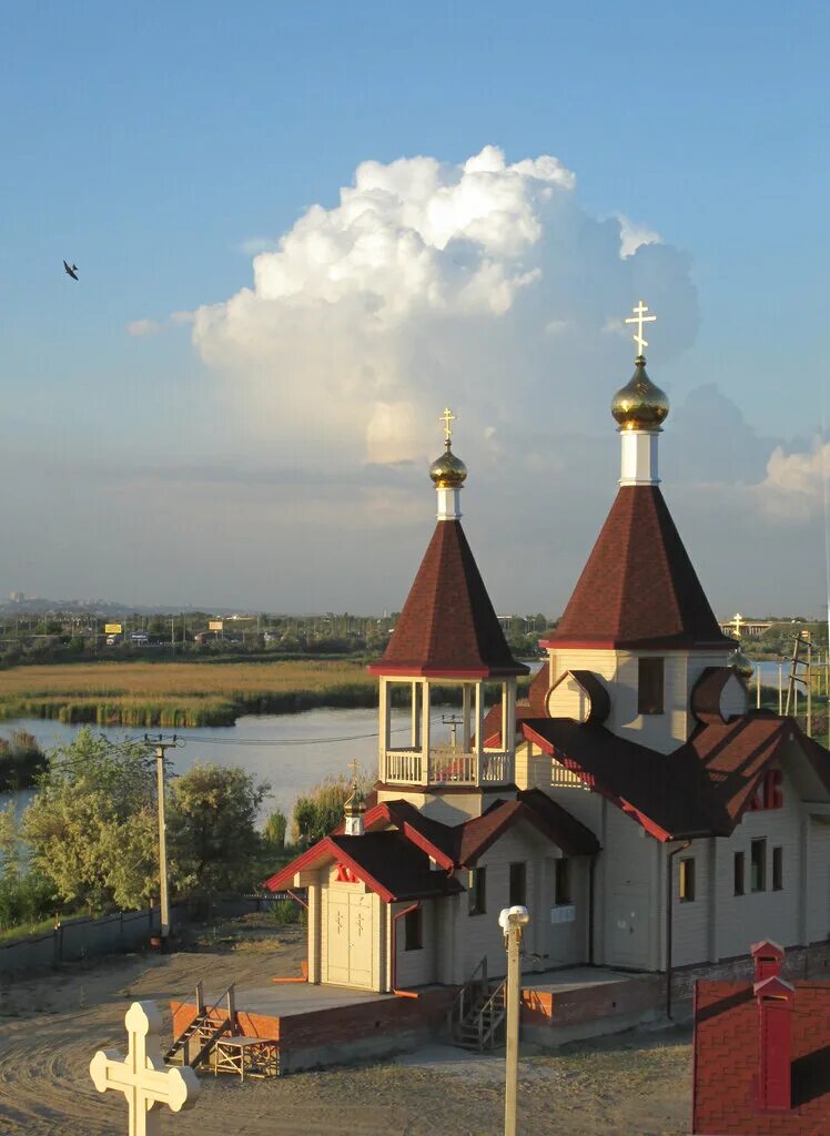 Храм святого великомученика и целителя пантелеймона ставрополь. Пантелеймоновская церковь сочи мамайка. Храм великомученика и целителя пантелеимона киров. Храма пантелеимона-целителя батайска. Пантелеимоновский храм ставропольского края.
