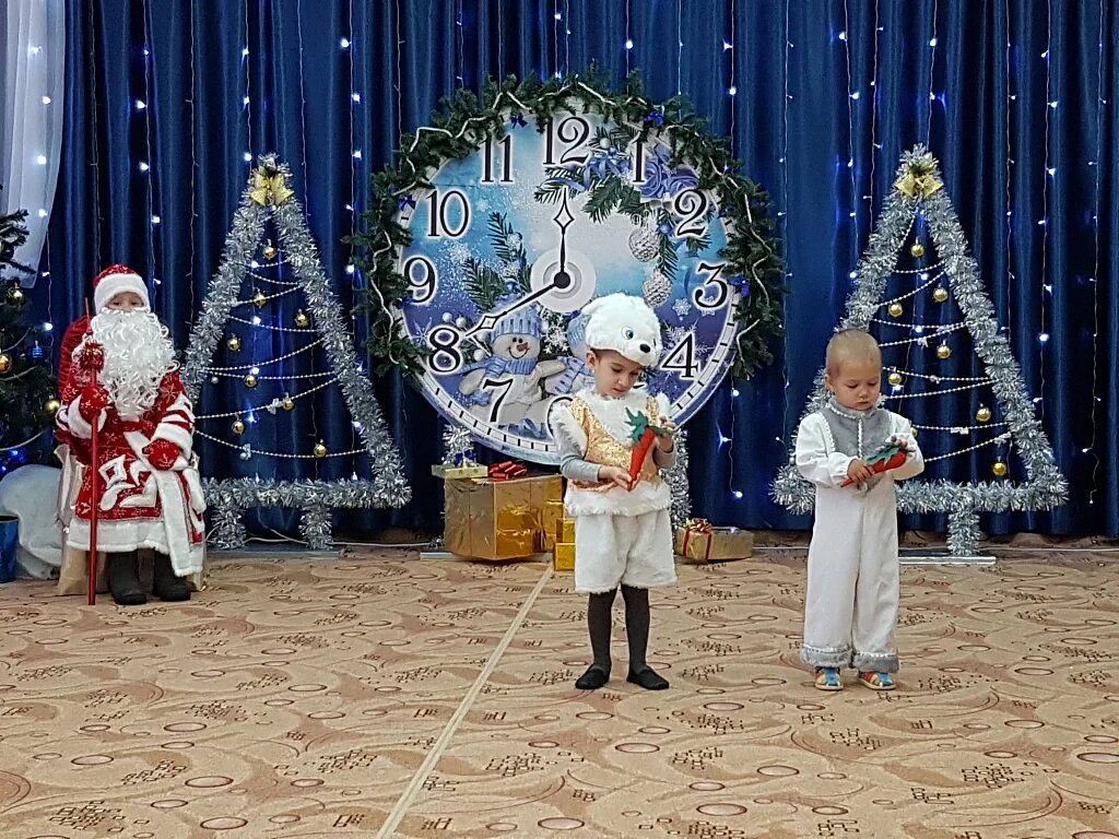 Младшая группа в детском новогодний утренник. Младшая группа в детском новогодний утренник