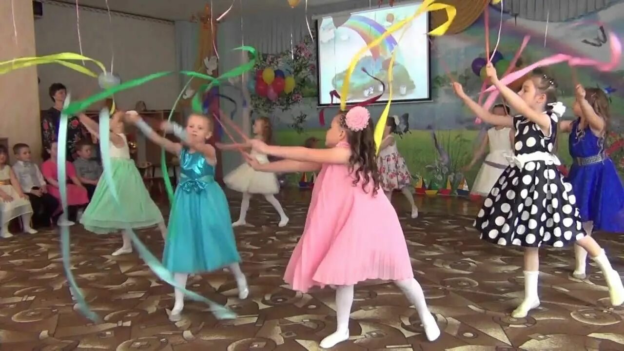 Танец с ленточками на выпускной в детском саду. Дети танцуют с лентами. Танец дети сад с лентами. Детсад.танцы с лентами на праздники.