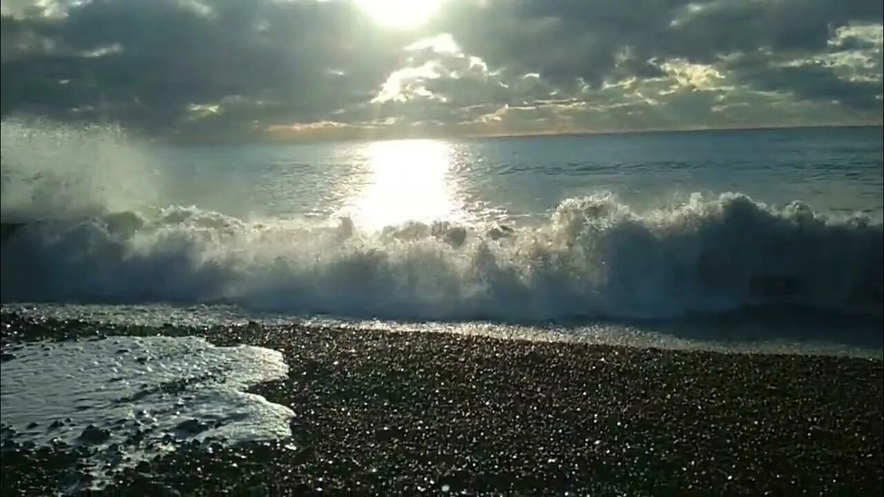 Бушующее море Сочи. На море шторм бушует день за днём. Синафооа а море. Майский Бриз Красноярск.