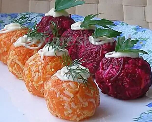 Закуска селедка под шубой шарики. Сельдь под шубой оригинальная подача. Селёдка под шубой шариками. Селёдка под шубой шариками. Салат в виде клубники.